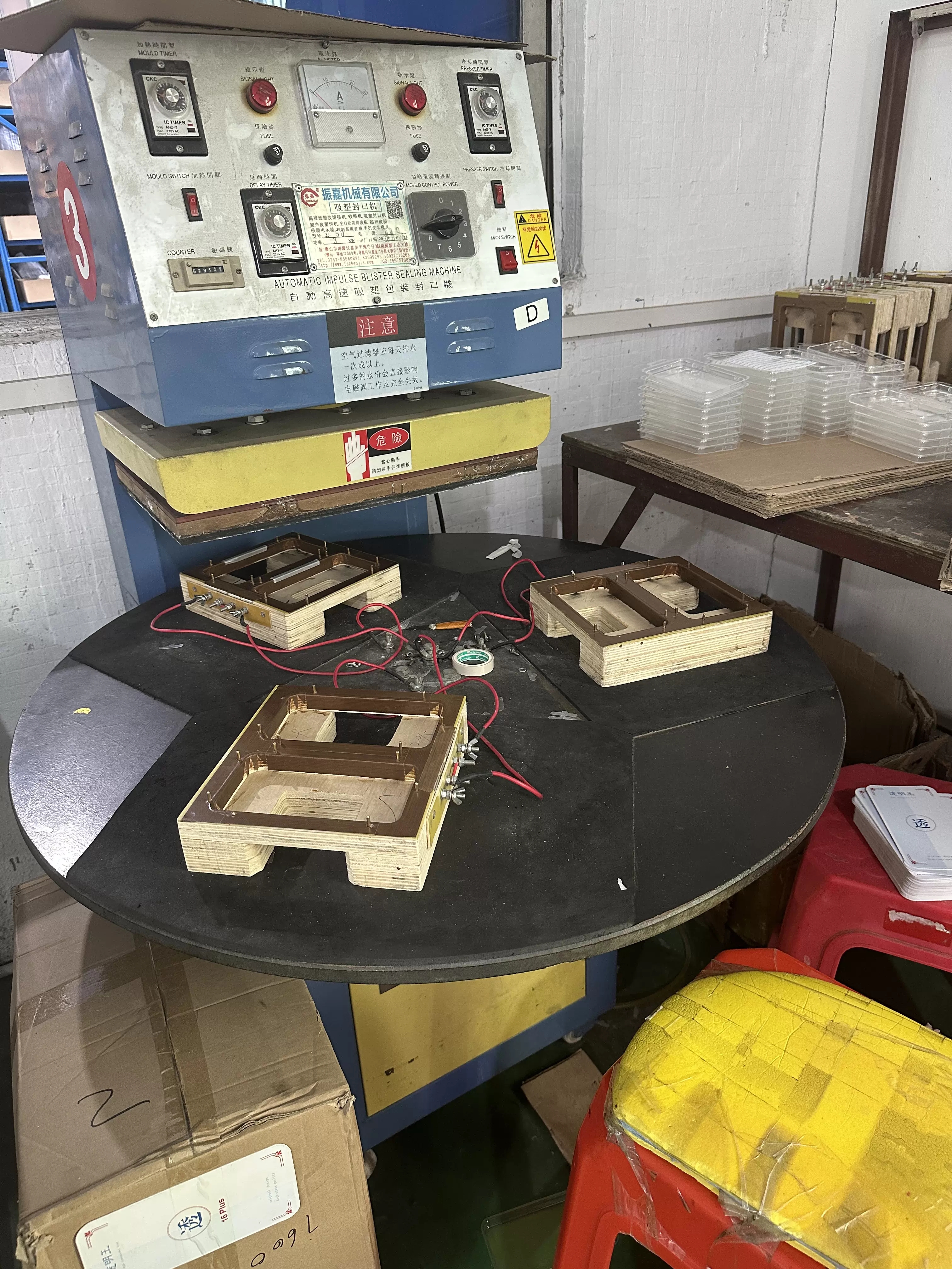 Retail packaging heat-sealing equipment